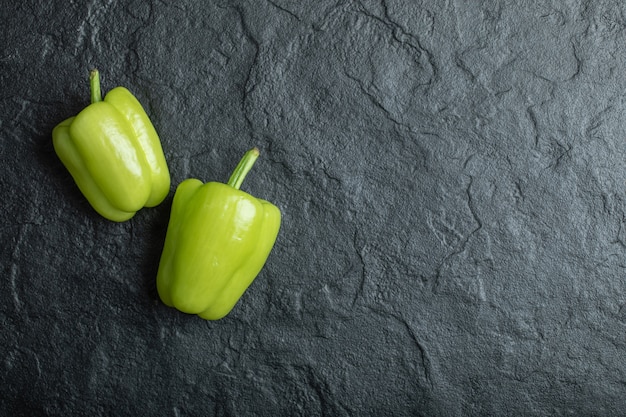 Pimientos verdes frescos sobre negro.