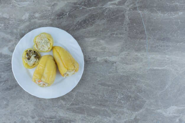 Pimientos verdes rellenos. chucrut en pimientos, pepinillo casero.