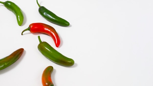 Pimientos verdes y rojos con espacio de copia