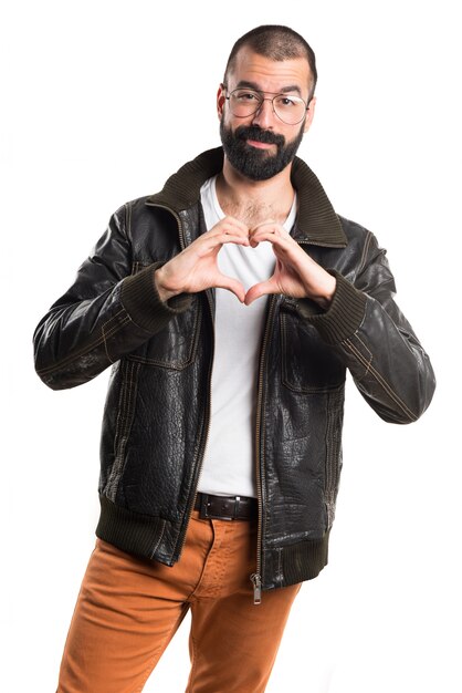 Pimp hombre haciendo un corazón con sus manos