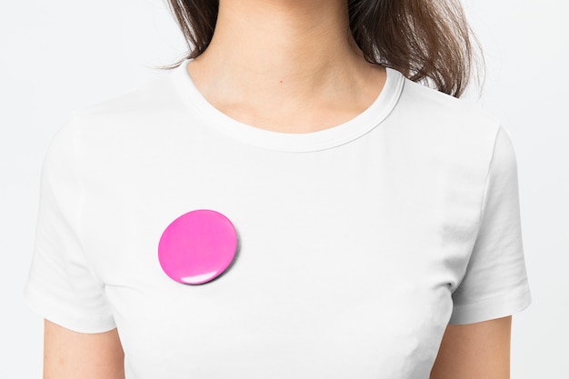 Pin de insignia vacío rosa en la camiseta de mujer con espacio de diseño