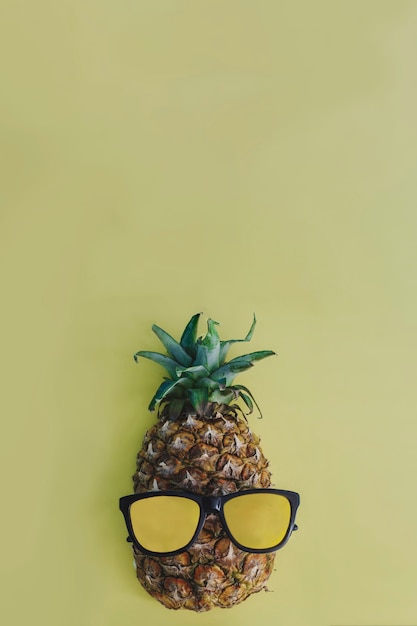 Piña divertida con gafas de sol