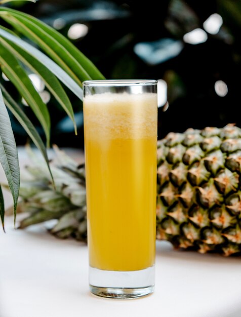 Piña fresca sobre la mesa