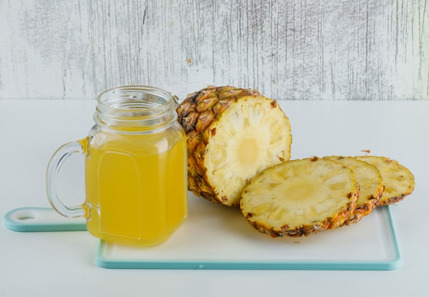 Piña con jugo en tabla de cortar