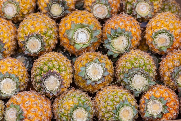 Foto gratuita piña en el mercado, fondo de piña.