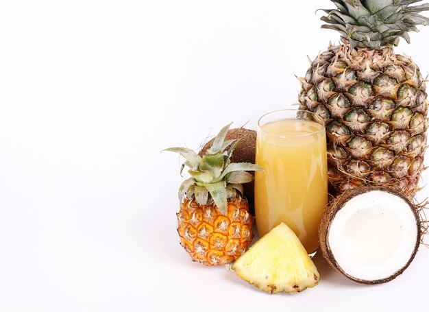 Piña natural y jugo de coco sobre vidrio