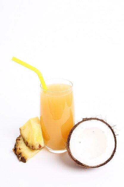 Piña natural y jugo de coco sobre vidrio