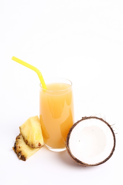 Piña natural y jugo de coco sobre vidrio