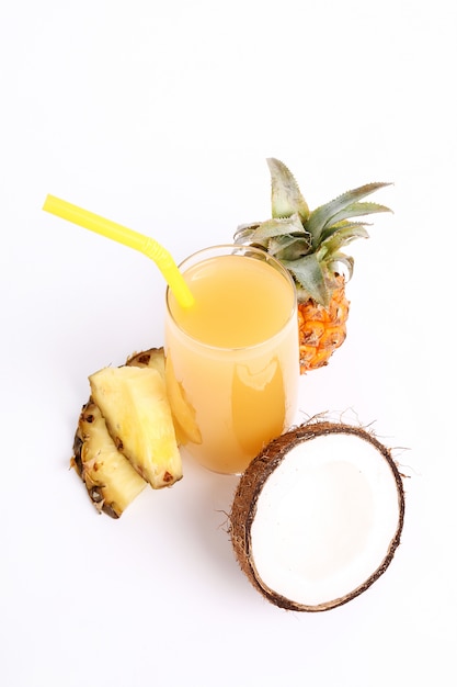 Foto gratuita piña natural y jugo de coco sobre vidrio