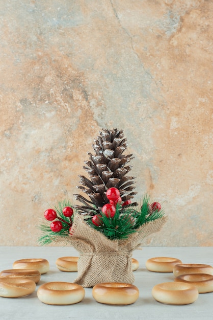 Foto gratuita piña de navidad grande con deliciosas galletas redondas sobre fondo blanco. foto de alta calidad