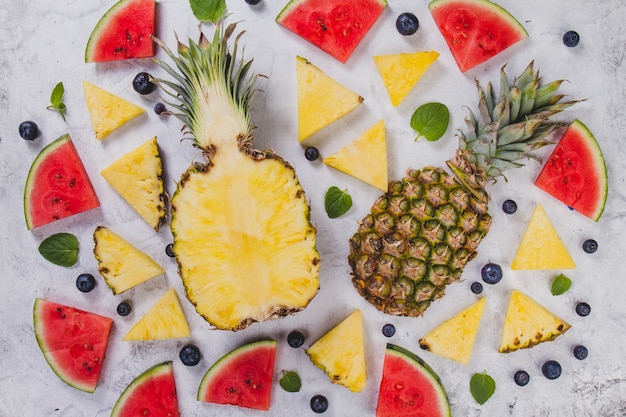 Piña y otras frutas para la temporada de verano