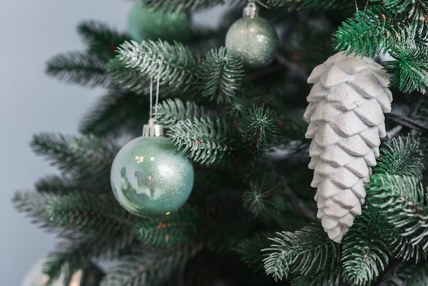 Piña de pino en árbol de navidad