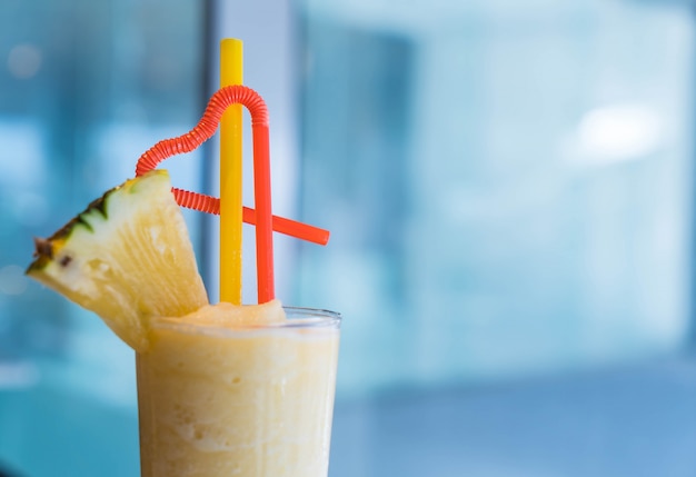 Foto gratuita piña smoothie en un café '