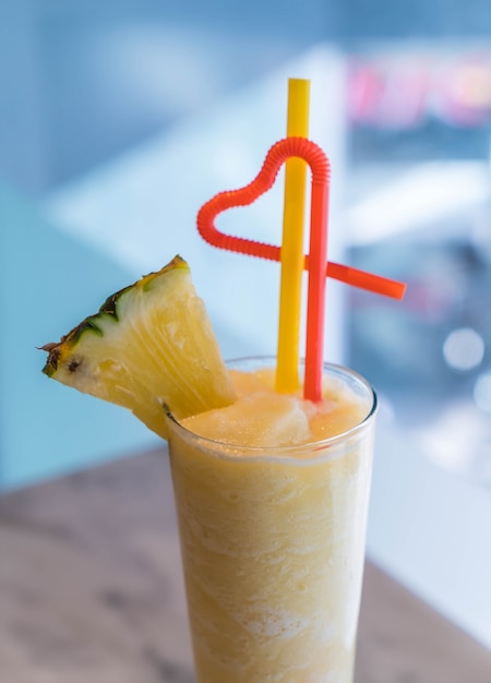 Foto gratuita piña smoothie en un café '