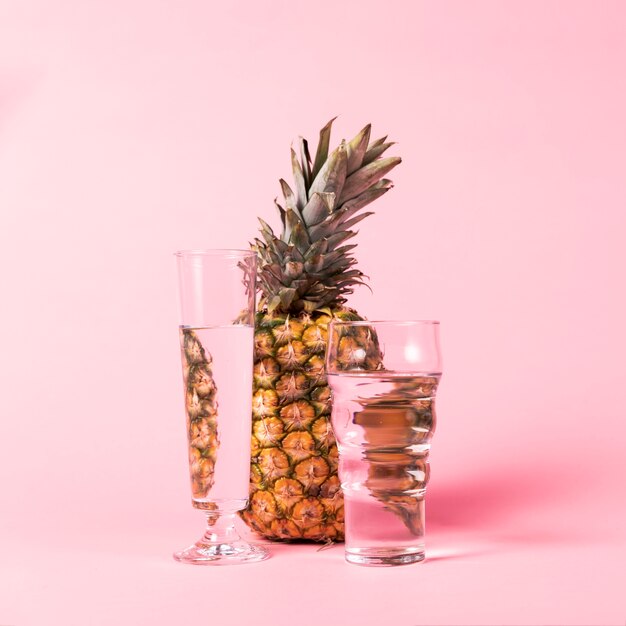 Piña y vasos de agua