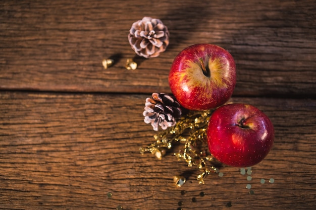 Piñas y manzanas rojas