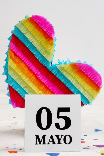 Piñata colorida en forma de corazón para fiesta mexicana