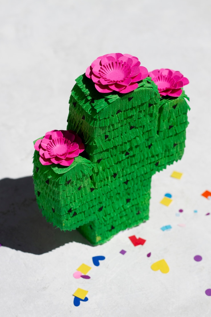 Foto gratuito piñata en forma de cactus de alto ángulo para fiesta mexicana
