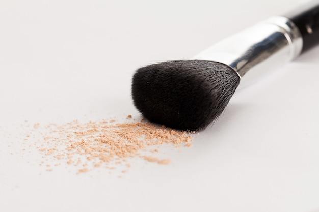 Foto gratuita pincel de maquillaje natural con polvo beige