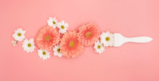 Foto gratuita pincel con margaritas y flores de gerbera