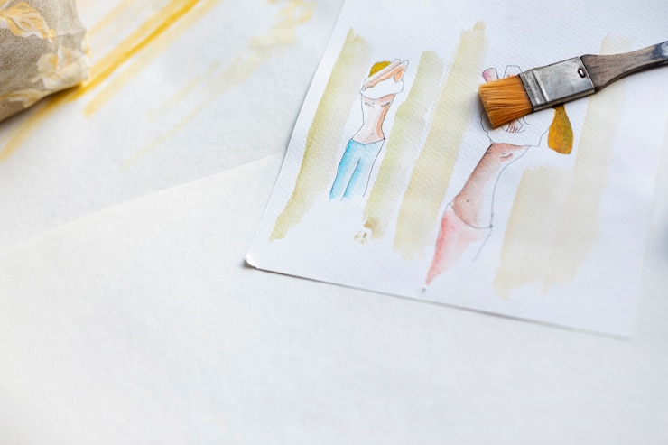 Foto gratuito pincel de pintura de alto ángulo con dibujo