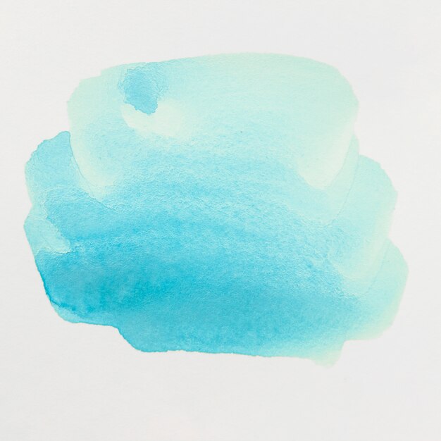 Pincelada de acuarela azul aislada sobre fondo blanco