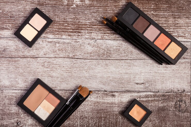 Foto gratuito pinceles de maquillaje y productos cosméticos sobre fondo de madera. en la vista superior