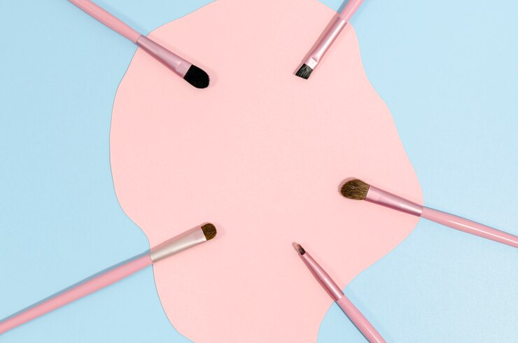 Foto gratuito pinceles de maquillaje rosa sobre fondo rosa y azul