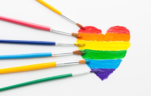 Pinceles de pintura arcoiris para el orgullo amor