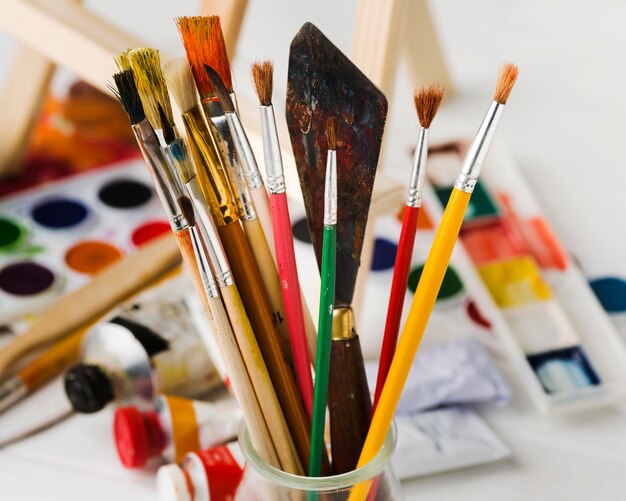 Pinceles de primer plano y herramientas para pintar