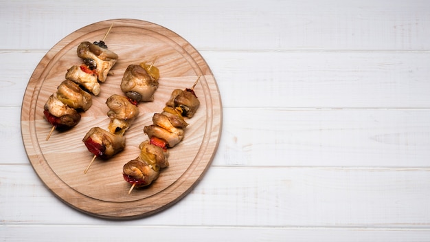 Pinchos planos sobre tabla de madera con espacio de copia