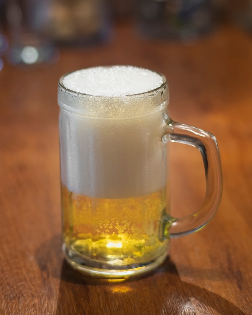 Pinta de alto ángulo con media cerveza y media espuma