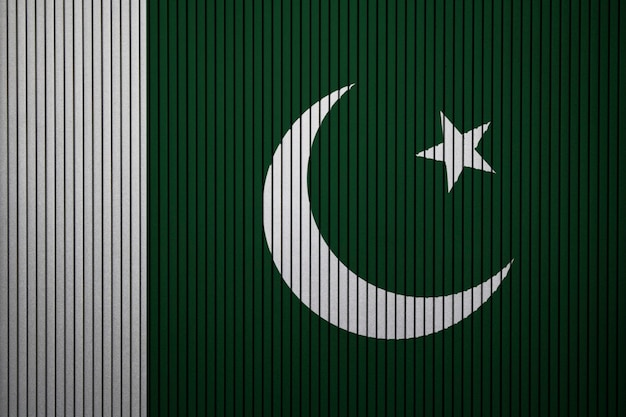 Pintado bandera nacional de pakistán en un muro de hormigón