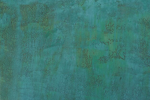 Pintado en verde viejo fondo oxidado de metal agrietado.