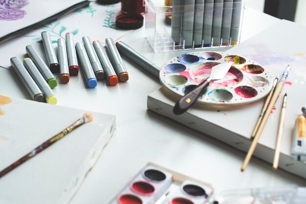 Pintar objetos de color en una mesa de mármol