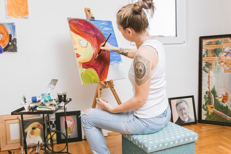 Foto gratuito pintor dibujando cuadro en taller.