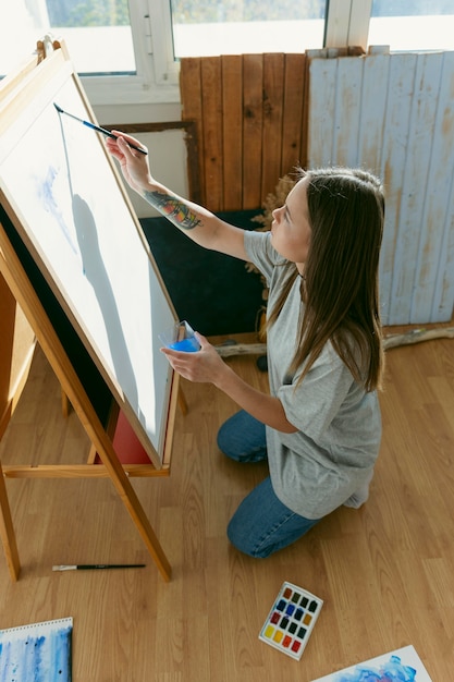 Pintor de vista lateral dibujando un retrato