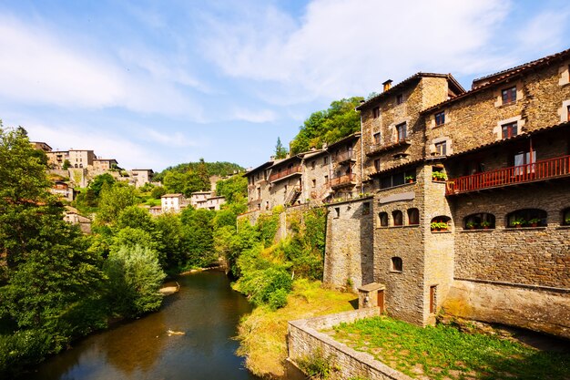 pintoresca vista del antiguo pueblo catalán