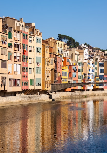 pintoresca vista de Girona en día soleado