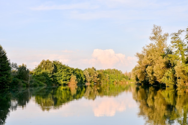 Pintoresca vista del río Brenta en el norte de Italia