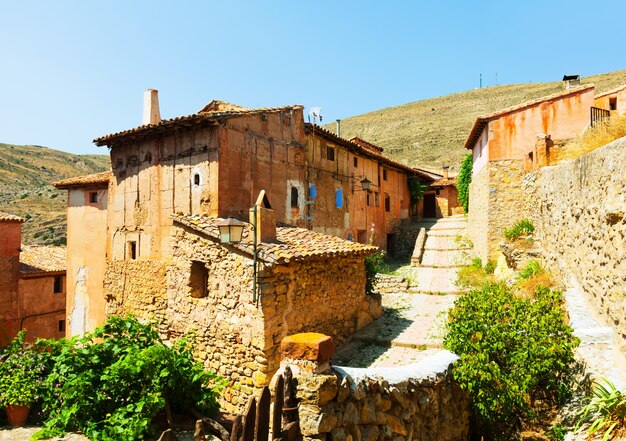 Pintorescas casas de piedra en la ciudad española común