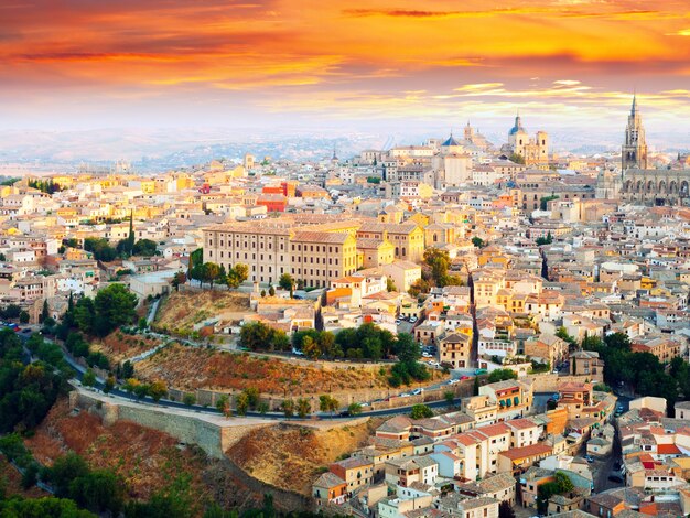 Pintoresco amanecer de Toledo