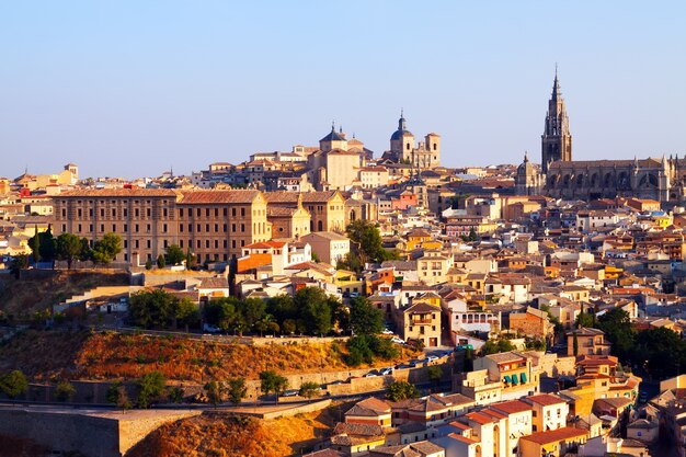 Pintoresco día vista de Toledo