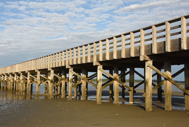 Foto gratuita pintoresco puente de madera que se extiende sobre la bahía de duxbury