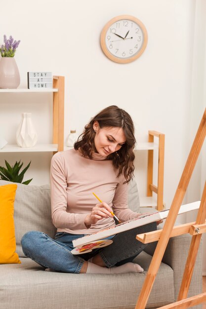 Pintura de alto ángulo femenino en casa