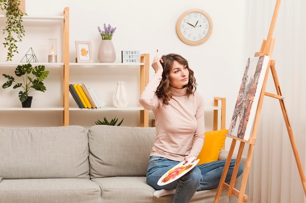 Pintura de alto ángulo mujer en casa