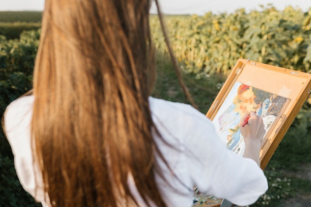 Foto gratuita pintura artística joven