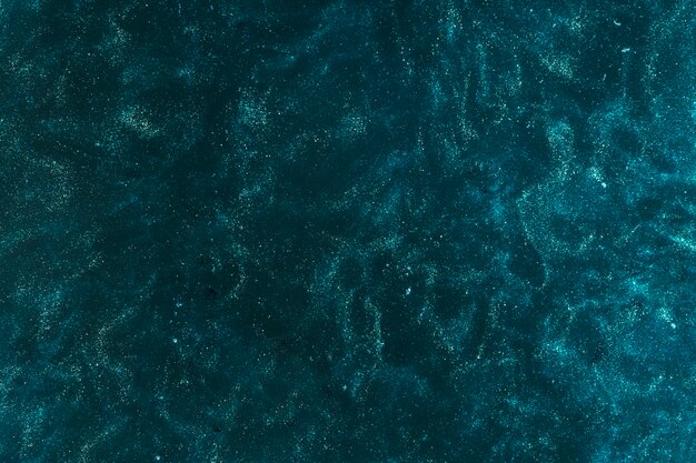Pintura azul azulada que se difunde con agua