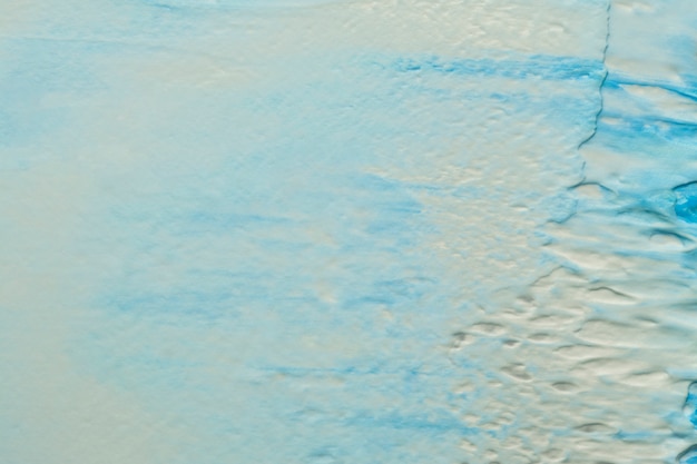 Pintura azul y blanca sobre muro de hormigón en bruto.