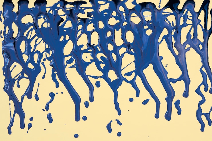 Foto gratuito pintura azul derramada en amarillo